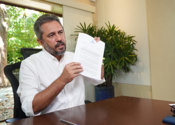 Elmano de Freitas assina projeto de lei que garante piso salarial da enfermagem