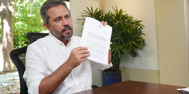 Elmano de Freitas assina projeto de lei que garante piso salarial da enfermagem