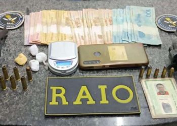 Suspeito tenta se desfazer de drogas e armas de fogo e é preso pela PMCE em Iguatu