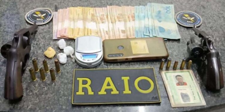 Suspeito tenta se desfazer de drogas e armas de fogo e é preso pela PMCE em Iguatu
