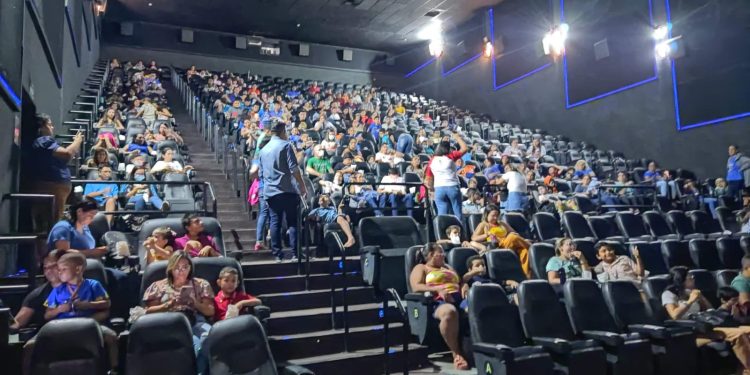 Cine Azul: Cariri Shopping recebe cerca de 650 pessoas para sessão de cinema especial para pessoas com deficiência intelectual e múltipla