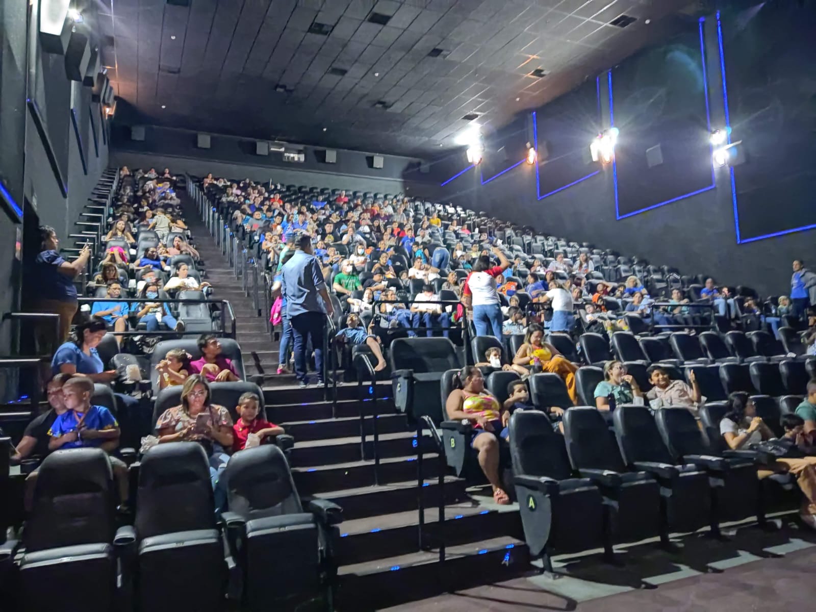 Cine Azul: Cariri Shopping recebe cerca de 650 pessoas para sessão de cinema especial para pessoas com deficiência intelectual e múltipla