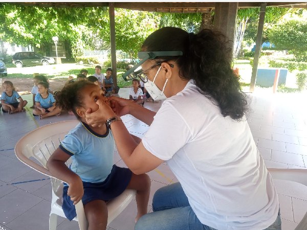 Juazeiro do Norte realiza mais de 5 mil exames de tracoma em alunos