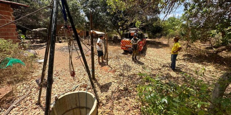 CBMCE resgata cadela que havia caído em poço no município de Barbalha
