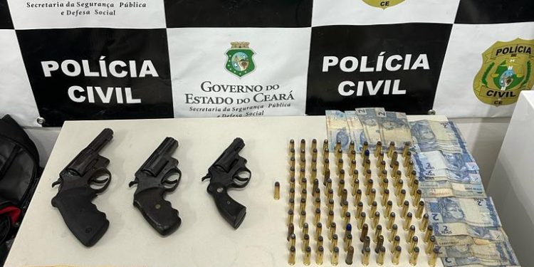 Mulher em posse de armas e munições é presa em flagrante pela Polícia Civil em Juazeiro do Norte