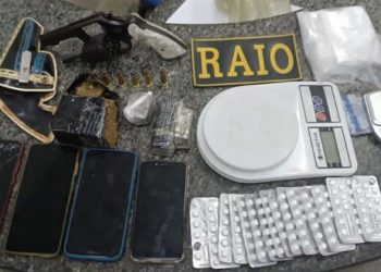 PMCE prende trio e apreende arma de fogo e drogas em Iguatu