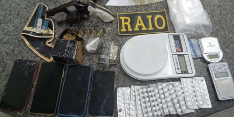 PMCE prende trio e apreende arma de fogo e drogas em Iguatu