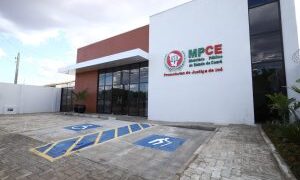 MPCE ajuíza ação contra prefeito e secretária de Educação de Aurora por manterem servidora em situação de nepotismo