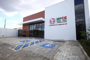 MPCE ajuíza ação contra prefeito e secretária de Educação de Aurora por manterem servidora em situação de nepotismo