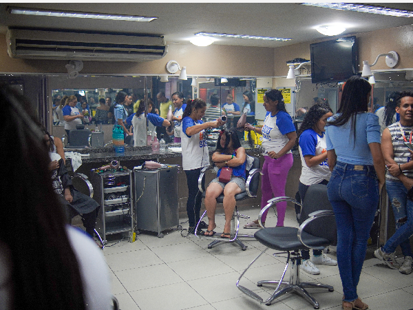 Agentes Recicladores ganham dia de beleza, em Crato