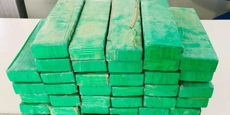 Casal em posse de quase 30 kg de drogas é preso pela Polícia Civil no Crato