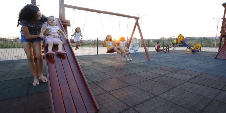 Em Várzea Alegre, Governo do Ceará entrega brinquedopraça e garante outros investimentos para beneficiar população