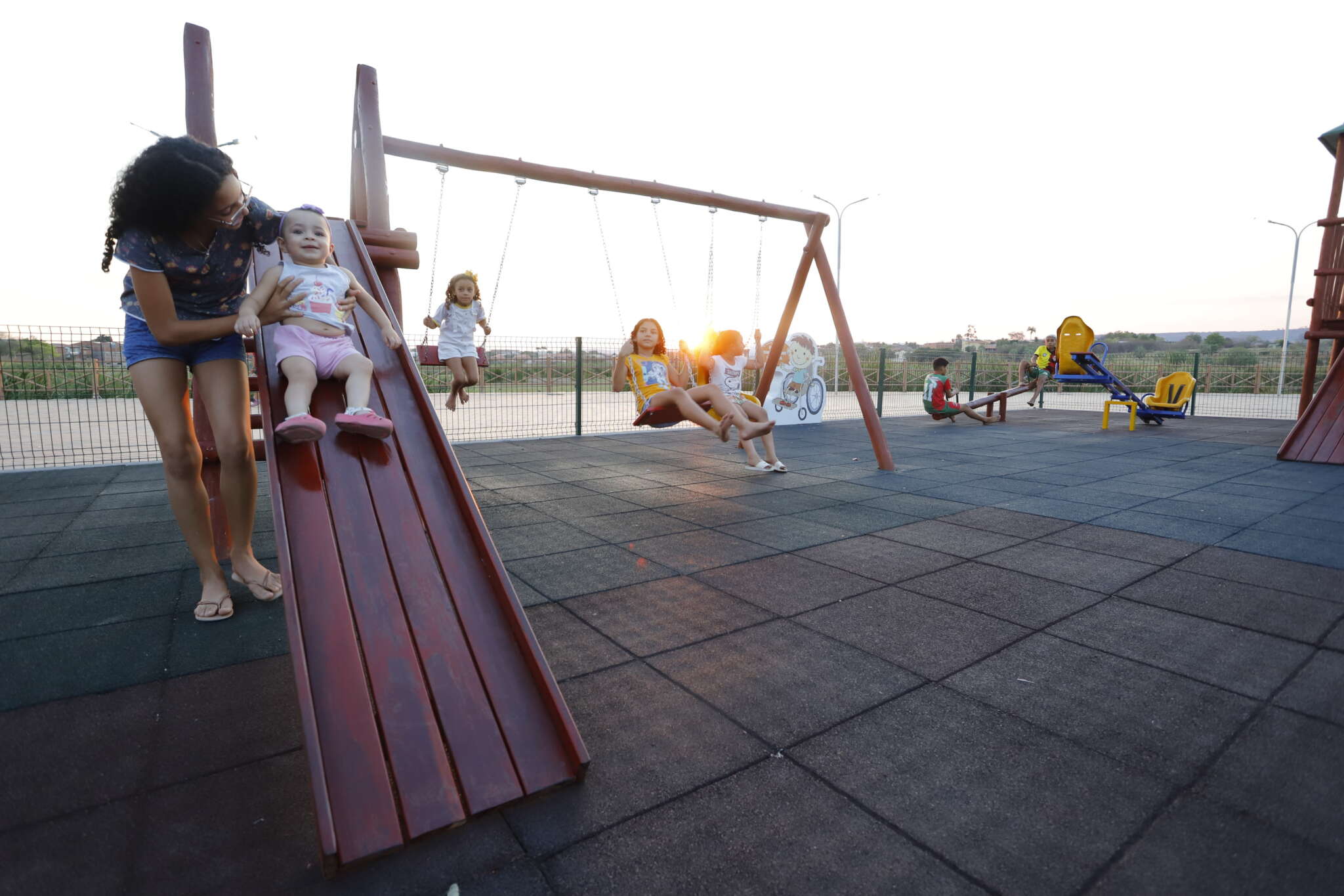 Em Várzea Alegre, Governo do Ceará entrega brinquedopraça e garante outros investimentos para beneficiar população