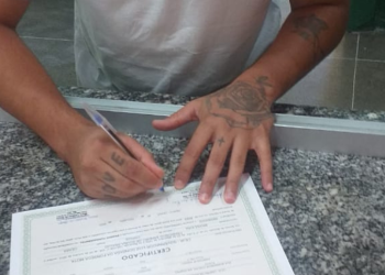 Jovem do Centro de Semiliberdade de Iguatu recebe certificado de conclusão do Ensino Fundamental II