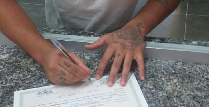 Jovem do Centro de Semiliberdade de Iguatu recebe certificado de conclusão do Ensino Fundamental II