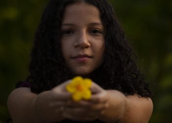 Aos 14 anos, Joana Medeiros lança primeiro EP da carreira com produção musical de Beto Lemos