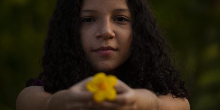 Aos 14 anos, Joana Medeiros lança primeiro EP da carreira com produção musical de Beto Lemos