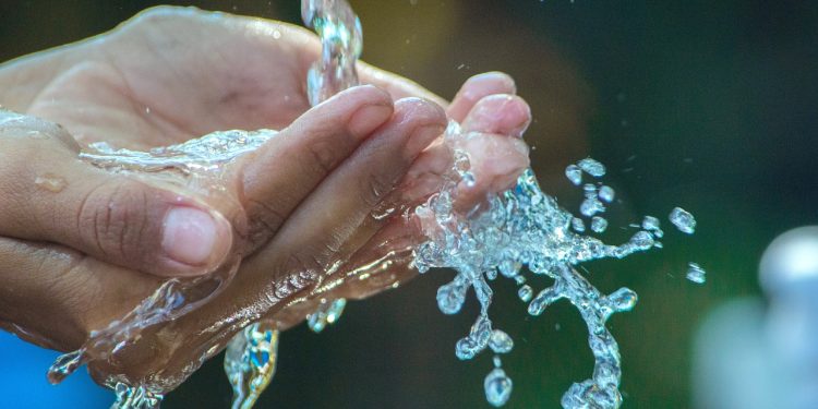 Altas temperaturas aumentam o consumo de água, reduzindo pressão na distribuição para bairros abastecidos por fontes