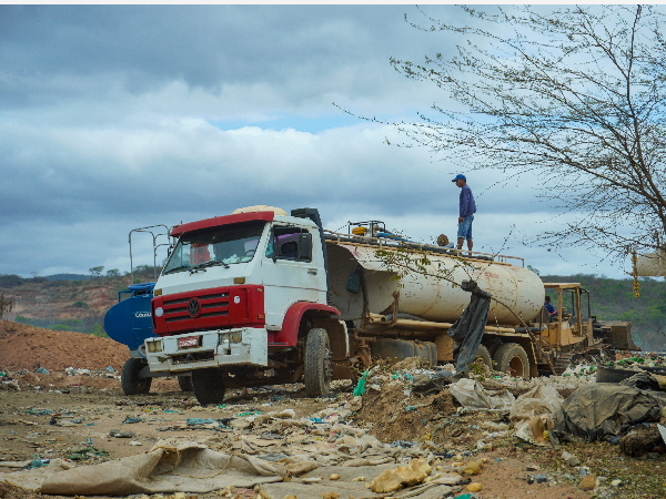 Crato: Serviços Públicos aciona força-tarefa para conter fogo no lixão