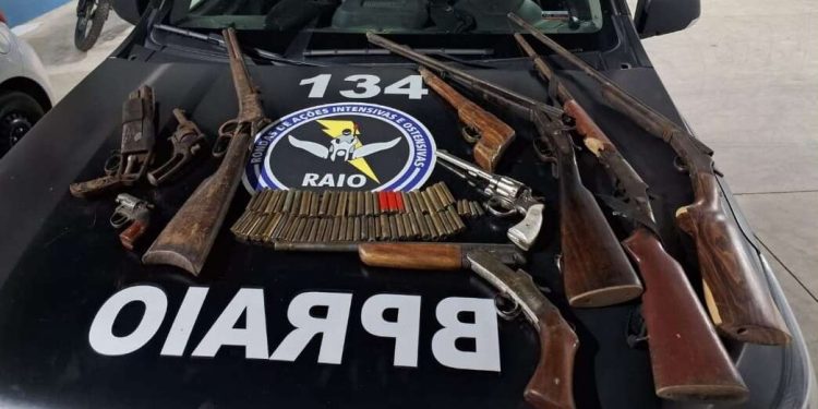 Polícia Militar prende em flagrante suspeito com 10 armas de fogo e diversas munições no Cariri