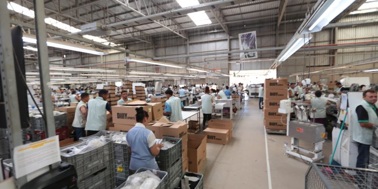 Parceria entre SPS e fábrica de calçados emprega mais jovens do Primeiro Passo, em Brejo Santo