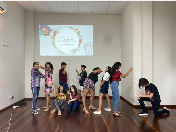 Estudantes da rede municipal participam de experimento cênico