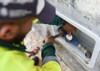 Cagece realiza troca de hidrômetros em residências de Juazeiro do Norte