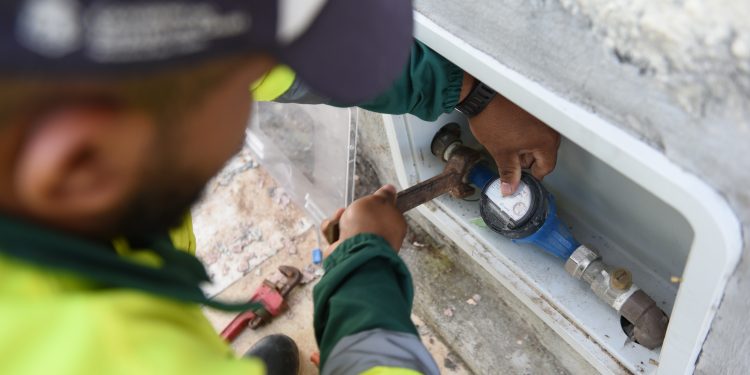 Cagece realiza troca de hidrômetros em residências de Juazeiro do Norte