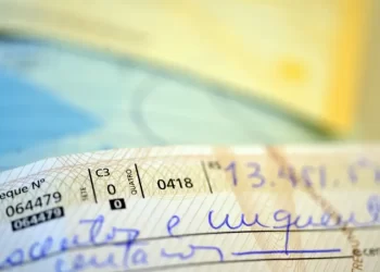 Em 28 anos, a utilização de cheques caiu 95% no Brasil