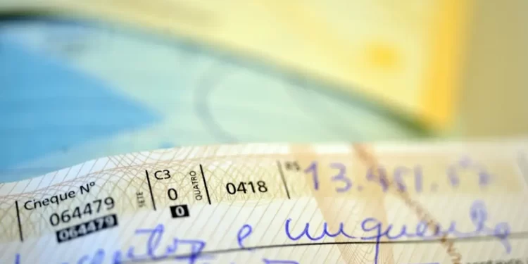 Em 28 anos, a utilização de cheques caiu 95% no Brasil
