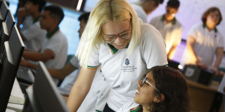 Ceará inicia ano letivo de 2024 com 75% das escolas estaduais funcionando em tempo integral
