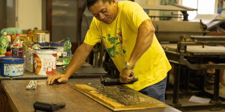 Complexo Ambiental Caminhos do Horto promove oficina de xilogravura para iniciantes com o artista José Lourenço