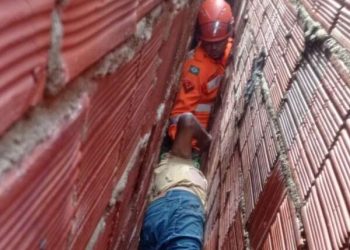 Corpo de Bombeiros resgata idoso preso entre duas paredes no interior do estado