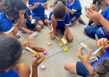 Estudantes participam de oficina de construção de instrumentos musicais carnavalescos