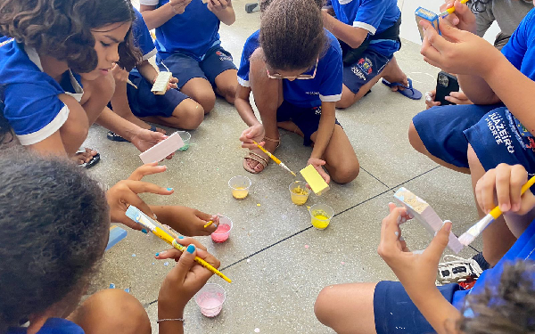 Estudantes participam de oficina de construção de instrumentos musicais carnavalescos