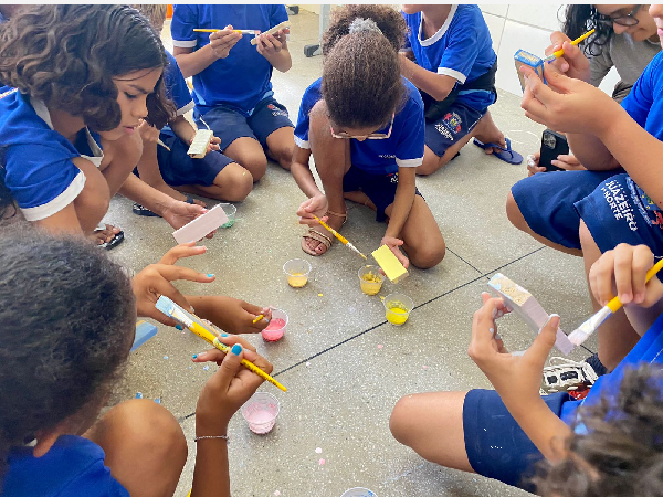 Estudantes participam de oficina de construção de instrumentos musicais carnavalescos