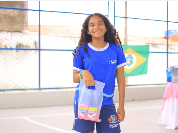 Juazeiro do Norte inicia entrega de absorventes às estudantes da rede municipal de ensino