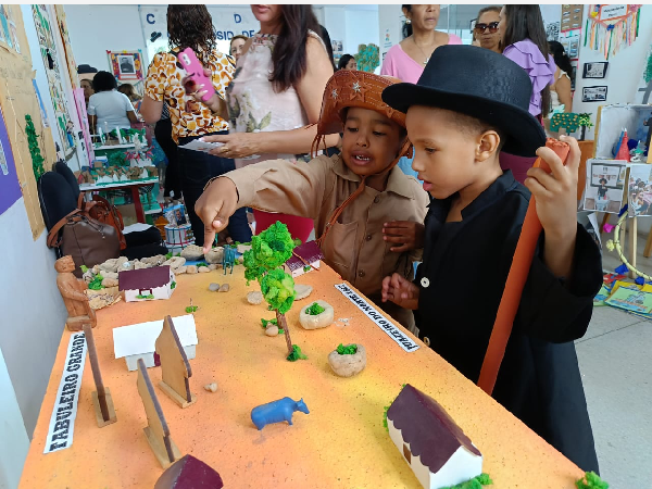 Exposição de trabalhos da Educação Infantil aborda história de Padre Cícero