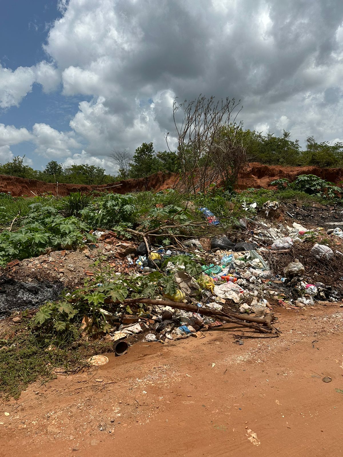 Comunidade cobra ação do poder público em estrada vicinal que liga Juazeiro do Norte e Barbalha