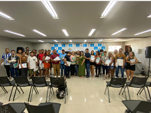 Crato promove aula inaugural do Curso de Barbeiro e Colorimetria