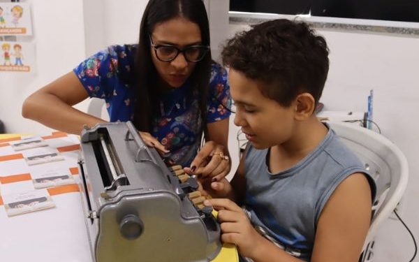 Estudantes participam de atividade sobre Sistema Braille