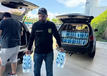 Polícia Civil arrecada mais de 50 mil litros de água mineral para vítimas de enchentes no RS