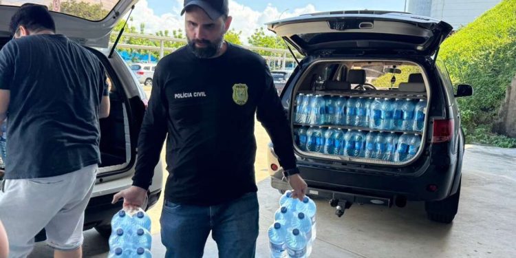 Polícia Civil arrecada mais de 50 mil litros de água mineral para vítimas de enchentes no RS