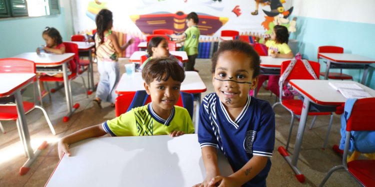 Governo do Ceará entrega 1.400 conjuntos de mobília e novos equipamentos para atender melhor crianças de escolas indígenas