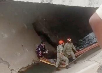 Homem é socorrido pelo Corpo de Bombeiros após cair em canal no Crato