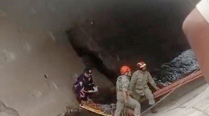 Homem é socorrido pelo Corpo de Bombeiros após cair em canal no Crato