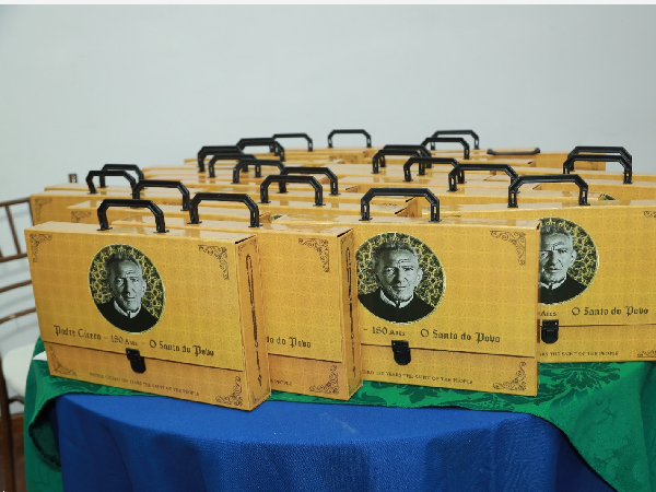 Solenidade em Juazeiro do Norte marca lançamento de livro em homenagem aos 180 anos do Padre Cícero