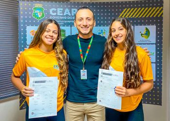 Governo do Ceará entrega passagens aéreas para atletas da modalidade de Vôlei de Praia