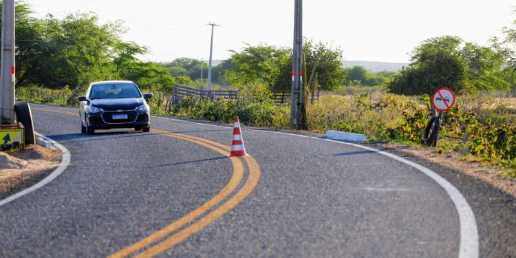 População de Iguatu recebe recuperação da CE-536 até Quixelô e vê reinício de obras do Centro de Convenções