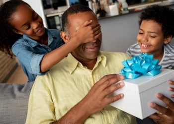 59,8% das pessoas irão comprar presente para o Dia dos Pais, aponta pesquisa da CDL Juazeiro do Norte